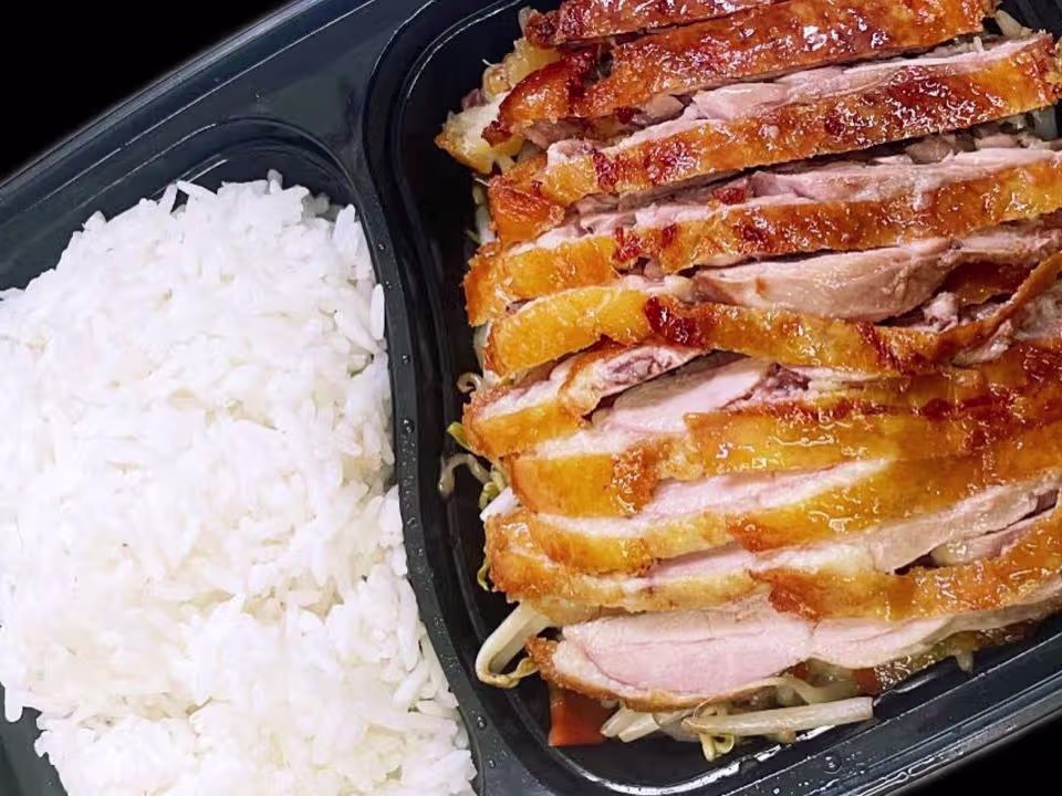 Knusprige Ente auf Sojabohnensprossen