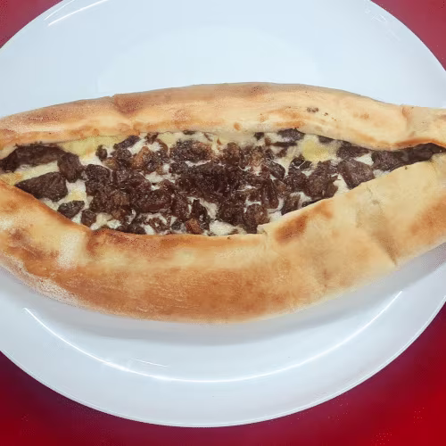 Pide mit Fleisch (kavurma)