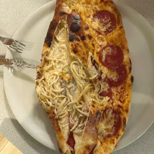Pizza mit Spaghetti Carbonara