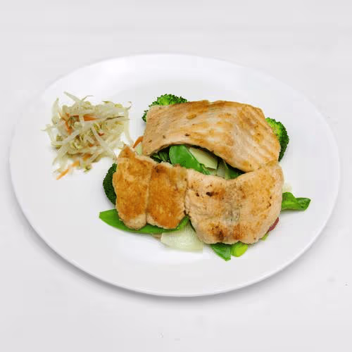 Gegrillter Lachs auf Wok-Gemüse